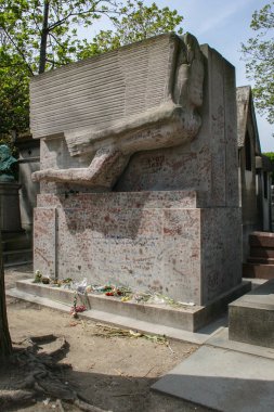 05.04.2008, Paris, Fransa. Paris gezileri. Eski Paris yürüyüş. Ünlüleri Pere Lachaise Mezarlığı Türbesi.