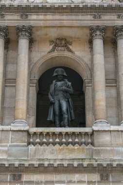 05.04.2008, Paris, Fransa. Paris gezileri. Faade, sakatlar Ulusal Villası. Napoleon mahkemede heykeli.