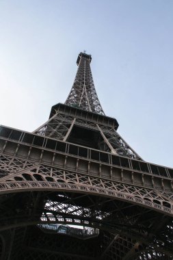 05.04.2008, Paris, Fransa. Eyfel Kulesi inşaat unsurları. Paris gezileri.