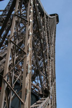 05.04.2008, Paris, Fransa. Eyfel Kulesi inşaat unsurları. Paris gezileri.