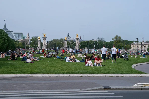 2008 Paris France Les Gens Sur Herbe Place Face Résidence — Photo