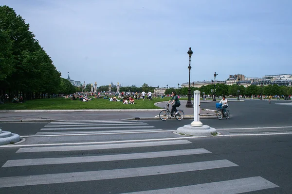 2008 París Francia Personas Hierba Plaza Frente Residencia Nacional Los — Foto de Stock