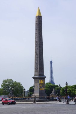 05.05.2008, Paris, Fransa. Kötü bir gün de la Concorde Place üzerinde Luxor dikilitaş. Paris'in ünlü görme.