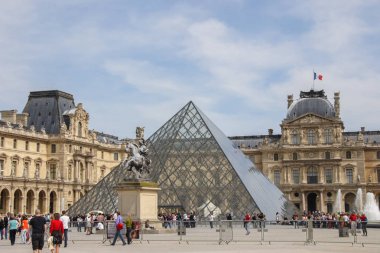 05.05.2008, Paris, Fransa. Louvre Sarayı ve piramit. Turistler kare. Gezi turuna Paris çevresinde. 