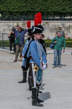 05.05.2008, Paris, Fransa. 19. yüzyıl Fransız askeri kostüm geçit Tuileries bahçesinde zorlar.