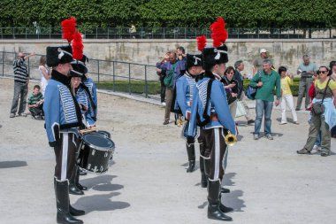 05.05.2008, Paris, Fransa. 19. yüzyıl Fransız askeri kostüm geçit Tuileries bahçesinde zorlar.