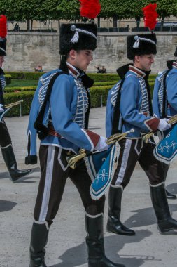 05.05.2008, Paris, Fransa. 19. yüzyıl Fransız askeri kostüm geçit Tuileries bahçesinde zorlar.