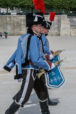 05.05.2008, Paris, Fransa. 19. yüzyıl Fransız askeri kostüm geçit Tuileries bahçesinde zorlar.