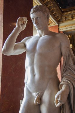 05.05.2008, Paris, Fransa. Çıplak adam heykel Louvre Müzesi'nde açık yan görünüm. Paris antik heykel.