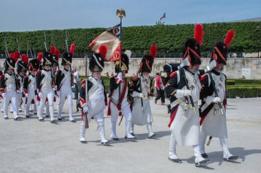 05.05.2008, Paris, Fransa. 19. yüzyıl Fransız askeri kostüm geçit Tuileries bahçesinde zorlar.