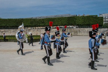 05.05.2008, Paris, Fransa. 19. yüzyıl Fransız askeri kostüm geçit Tuileries bahçesinde zorlar.