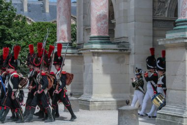 05.05.2008, Paris, Fransa. 19. yüzyıl Fransız askeri kostüm geçit Tuileries bahçesinde zorlar.