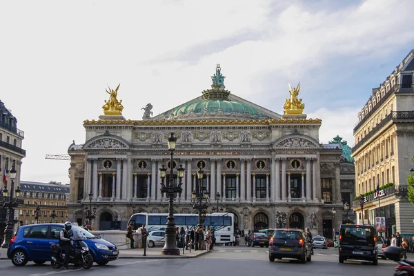 05.05.2008, Paris, Fransa. Palais Garnier opera binası faade. Paris'in ünlü mimarlık.