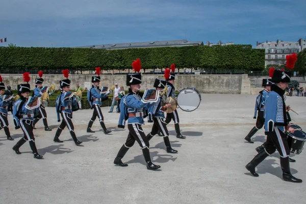 05.05.2008, Paris, Fransa. 19. yüzyıl Fransız askeri kostüm geçit Tuileries bahçesinde zorlar.