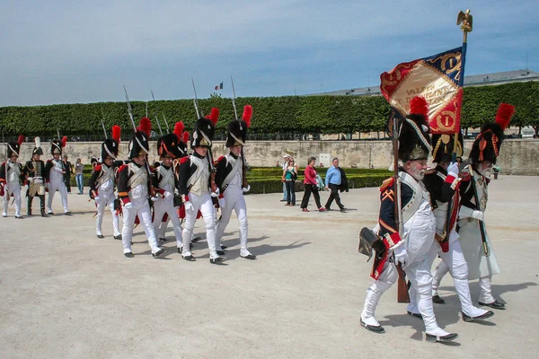 2008 フランス チュイルリー庭園で強制的に 世紀フランスの軍隊の衣装パレード — ストック写真