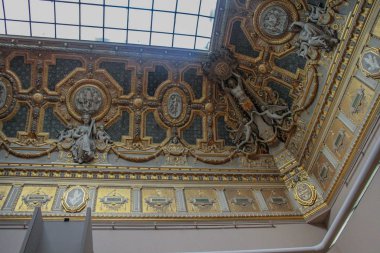 12.02.2008, Paris, Fransa. Louvre Müzesi çatısı Dekoratif unsurları. Paris gezileri.