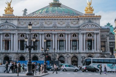 05.05.2008, Paris, Fransa. Palais Garnier opera binası faade. Paris'in ünlü mimarlık.