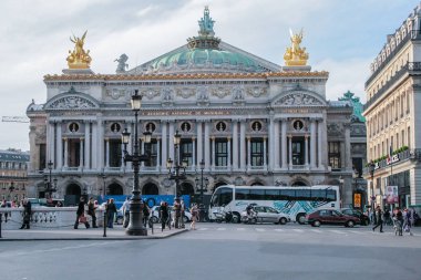 05.05.2008, Paris, Fransa. Palais Garnier opera binası faade. Paris'in ünlü mimarlık.
