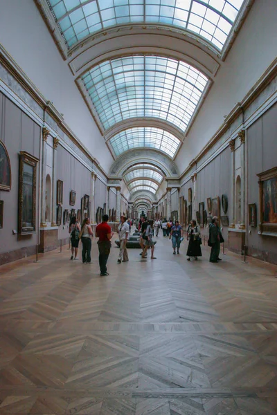 2008 フランス ルーブル美術館の観光客 パリの観光スポット ヨーロッパを旅行します — ストック写真