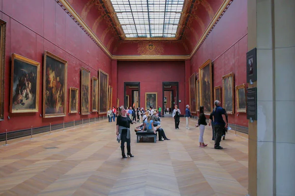 2008 フランス ルーブル美術館の観光客 パリの観光スポット ヨーロッパを旅行します — ストック写真