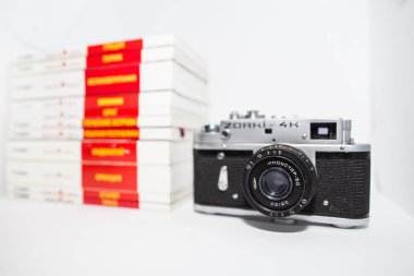 12.02.2018, Moscow, Rusya Federasyonu. Vintage fotoğraf makinesi ile dünya çapında yolculuk Rehberler yığını kavramı.