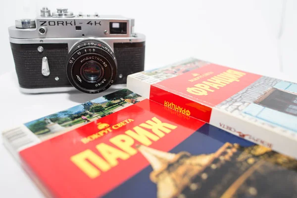 2018 Moscow Russia Concept Journey France Vintage Photo Camera Guidebook — Stock Photo, Image