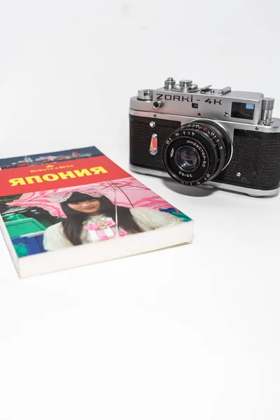 2018 Moscow Russia Concept Journey Japan Vintage Photo Camera Guidebook — Stock Photo, Image