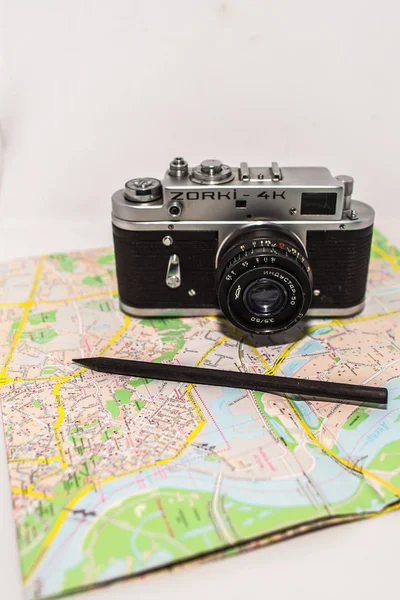 2018 莫斯科 俄罗斯 环游世界的概念 地图上的铅笔和老式照相机 — 图库照片