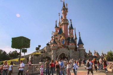 05.07.2008, Paris, Fransa. Disney Land yürüyüş. Bir castle Park konumlar.