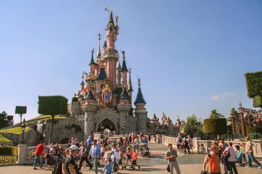 05.07.2008, Paris, Fransa. Disney Land yürüyüş. Bir castle Park konumlar.