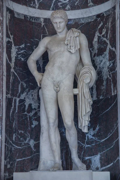 Scultura Antica Giovane Uomo Nudo Forte Piedi Vicino Muro — Foto Stock