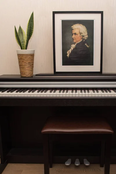 2018 Moskau Russland Mozarts Porträt Auf Dem Klavier Eine Komposition — Stockfoto