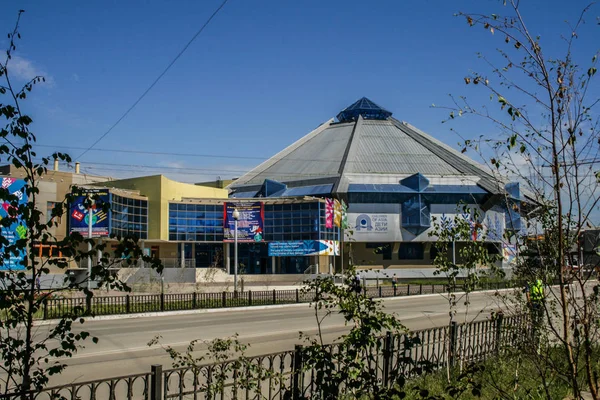 2018 Yakutsk Federacja Rosyjska Zewnątrz Nowoczesny Budynek Architektura Rosji — Zdjęcie stockowe