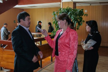 09.10.2008, Yakutsk, Rusya Federasyonu. bir grup insan metal yapılar için adanmış bir sergi.