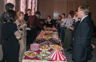 09.10.2008, Yakutsk, Rusya Federasyonu. bir grup insan metal yapılar için adanmış bir sergi.