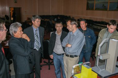 09.10.2008, Yakutsk, Rusya Federasyonu. bir grup insan metal yapılar için adanmış bir sergi.