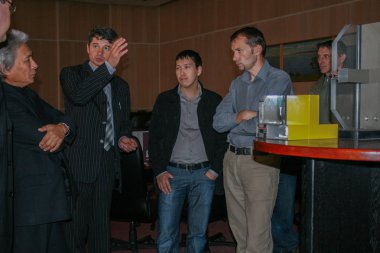 09.10.2008, Yakutsk, Rusya Federasyonu. bir grup insan metal yapılar için adanmış bir sergi.