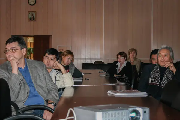 2008 俄罗斯雅库茨克 一群人在一个专门讨论金属结构的展览中 — 图库照片