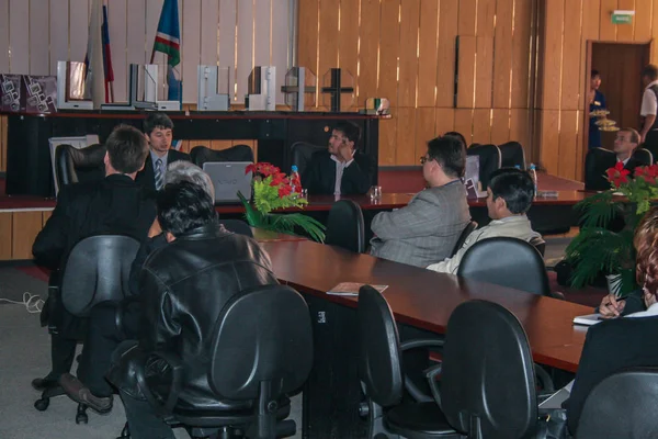 2008 Jakutsk Russland Eine Gruppe Von Menschen Bei Einer Ausstellung — Stockfoto