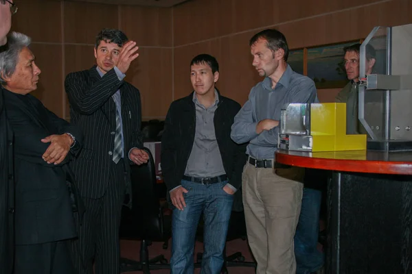 2008 Yakutsk Rusia Grupo Personas Una Exposición Dedicada Las Estructuras —  Fotos de Stock