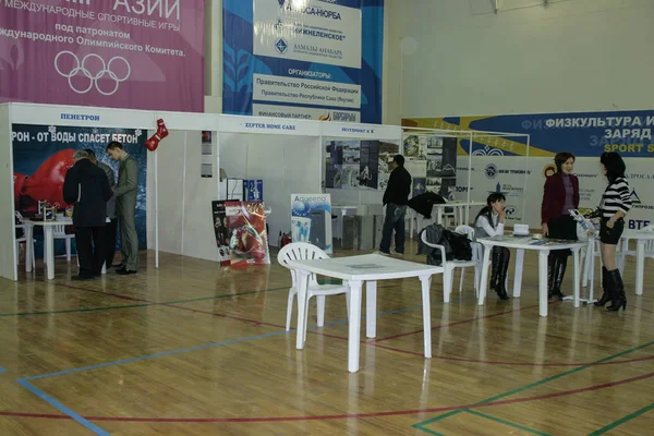 2008 Yakutsk Rusland Een Groep Mensen Een Tentoonstelling Gewijd Aan — Stockfoto