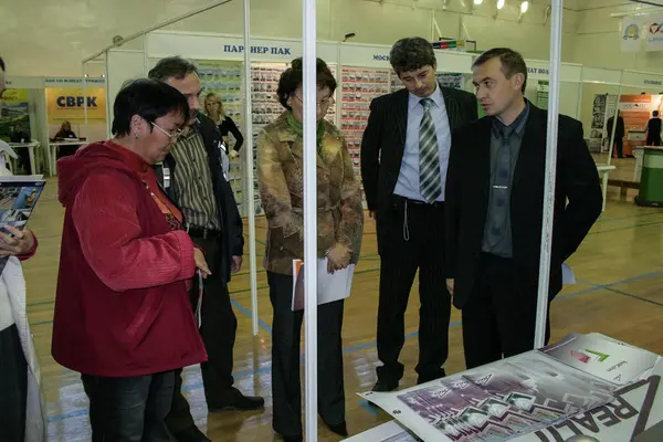 2008 Yakutsk Oroszország Egy Embercsoport Egy Kiállítás Szentelt Fémszerkezetek — Stock Fotó