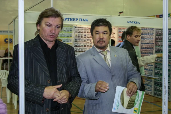 2008 Yakutsk Rusia Grupo Personas Una Exposición Dedicada Las Estructuras —  Fotos de Stock