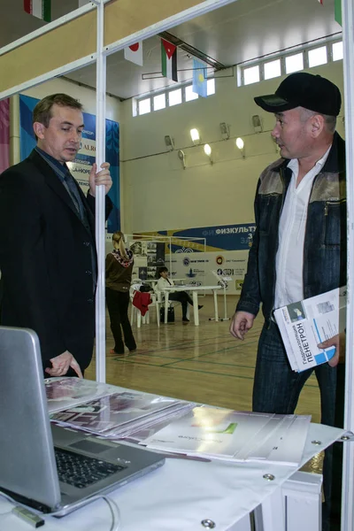 2008 Jakutsk Russland Eine Gruppe Von Menschen Bei Einer Ausstellung — Stockfoto