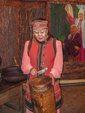 09.12.2008, Yakutsk, Rusya Federasyonu. Yaşlı bir kadın Ulusal Kostüm Müzesi ve Yakut halkının otantik yemekler hakkında görüşmeler bir tur yapar.