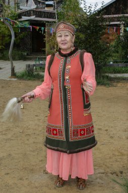 09.12.2008, Yakutsk, Rusya Federasyonu. Yaşlı bir kadın Ulusal kostüm girişinde kar kızlık malikanesine duruyor..