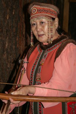 09.12.2008, Yakutsk, Rusya Federasyonu. Yaşlı bir kadın Ulusal Kostüm Müzesi ve Yakut halkının otantik silah hakkında görüşmeler bir tur yapar.