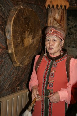 09.12.2008, Yakutsk, Rusya Federasyonu. Yaşlı bir kadın Ulusal Kostüm Müzesi ve Yakut halkının otantik müzik aleti hakkında görüşmeler bir tur yapar.