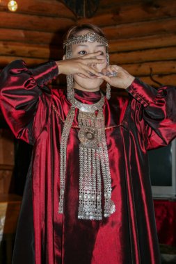 09.12.2008, Yakutsk, Rusya Federasyonu. Ulusal elbise giyen ve ulusal müzik aleti çalma genç bir kadın portresi. 