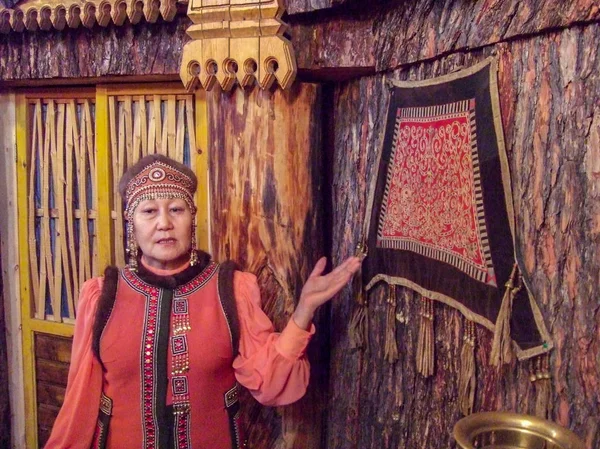 2008 Yakutsk Ryssland Äldre Kvinna Folkdräkt Bedriver Rundtur Museet Och — Stockfoto